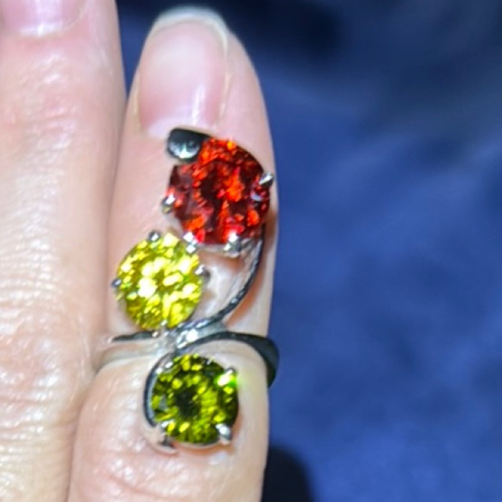 Elegant Red and Green Gemstone Ring